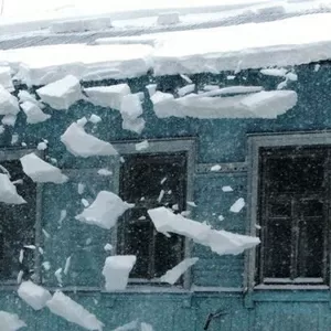Взыскание ущерба при падении снега и льда с крыши в Челябинске 